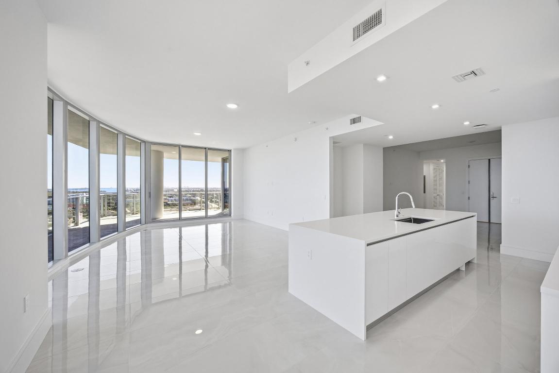 NAUTILUS 220 CONDOMINIUM - Residential