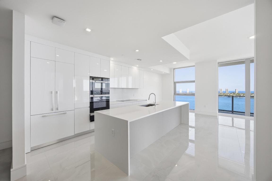 NAUTILUS 220 CONDOMINIUM - Residential