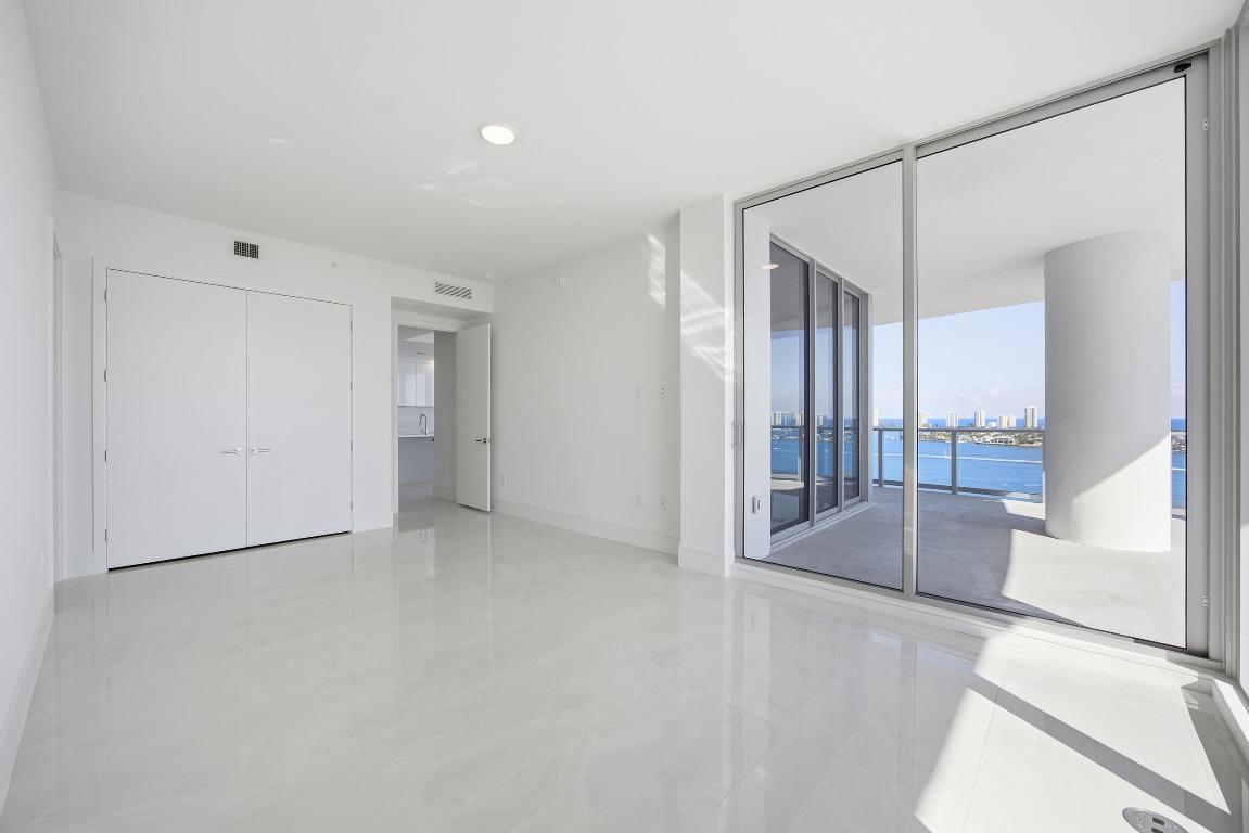 NAUTILUS 220 CONDOMINIUM - Residential