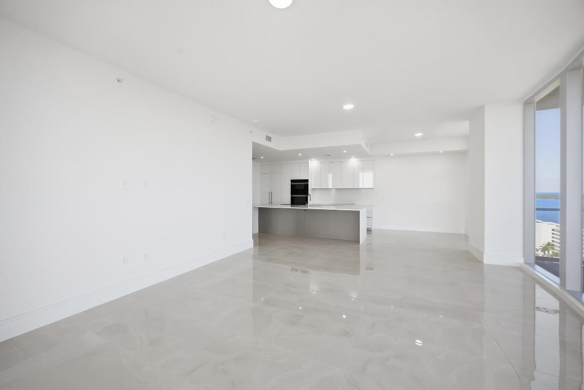 NAUTILUS 220 CONDOMINIUM - Residential