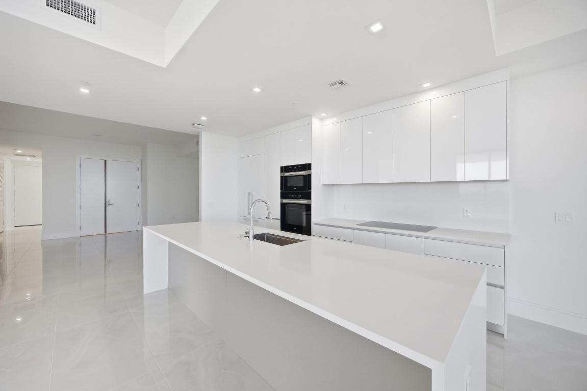 NAUTILUS 220 CONDOMINIUM - Residential