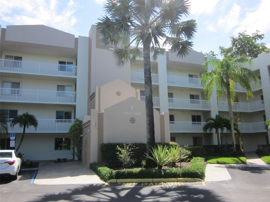 GROUND FLOOR BEAUTY. BRAND NEW CARPET IN LIVINGROOM AND MASTER BR. NEWER KITCHEN APPLICANCES. PARK IN FRONT OF YOUR DOOR. ALL KINGS AMENITIES INCLUDING TRANSPORTATION, CABLE, INTERNET AND SECURITY SYSTEM, INCLUDED IN RENTAL. 60,000 SQUARE FOOT CLUBHOUSE WITH LOTS OF THINGS TO DO. CARDS, MAHJONG, EXERCISE CLASSES, CRAFT ROOM FOR PAINTING AND WOODWORKING. SEMINARS, DANCES, CLUBS AND CLASSES. 1000 SEAT STATE OF THE ART THEATER FOR THE PERFORMING ARTS, FOR MOVIES AND VEGAS STYLE SHOWS. ALWAYS SOMETHING TO DO AND SOMEONE TO DO IT WITH.