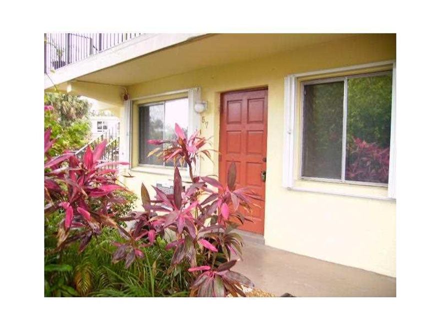 SPACIOUS & INVITING END UNIT WITH X-TRA WINDOWS. WRAP AROUND DECK/PATIO ON SHORES OF MIDDLE RIVER WITH OUSTANDING TROPICAL VIEW OF WATERWAY AND WILTON MANORS LUXURY HOMES. QUIET WELL MAINTAIN COMPLEX CLOSE TO BEACH,SHOPPING,FINE DINING AND DANCE CLUBS.YOU  CAN FISH OR ENJOY KAJAKING FROM YOUR BACKYARD OR JUST INDULGED ON A FAVORITE DRINK WHILE GRILLING ON YOUR PRIVATE FENCE DECK. THIS IS A RARE FIND OFFERING THE BEST OF FLORIDA LIVING A FEW MINUTES AWAY . WALKING CLOSET, UPDATED KITCHEN WITH BREAKFAST BAR.