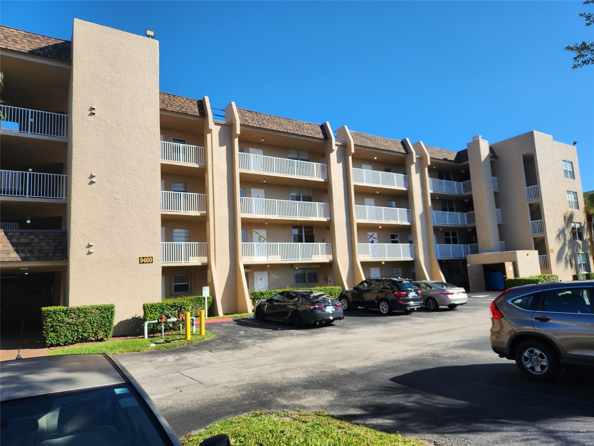 Nice 3 bedroom 2 bath condo located in The Ridge, with golf and country club. Shopping and entertainment is a few minute walk away. Boasts a large balcony with direct golf and pool views. Unit is partially furnished but can be delivered empty if tenant requires.
