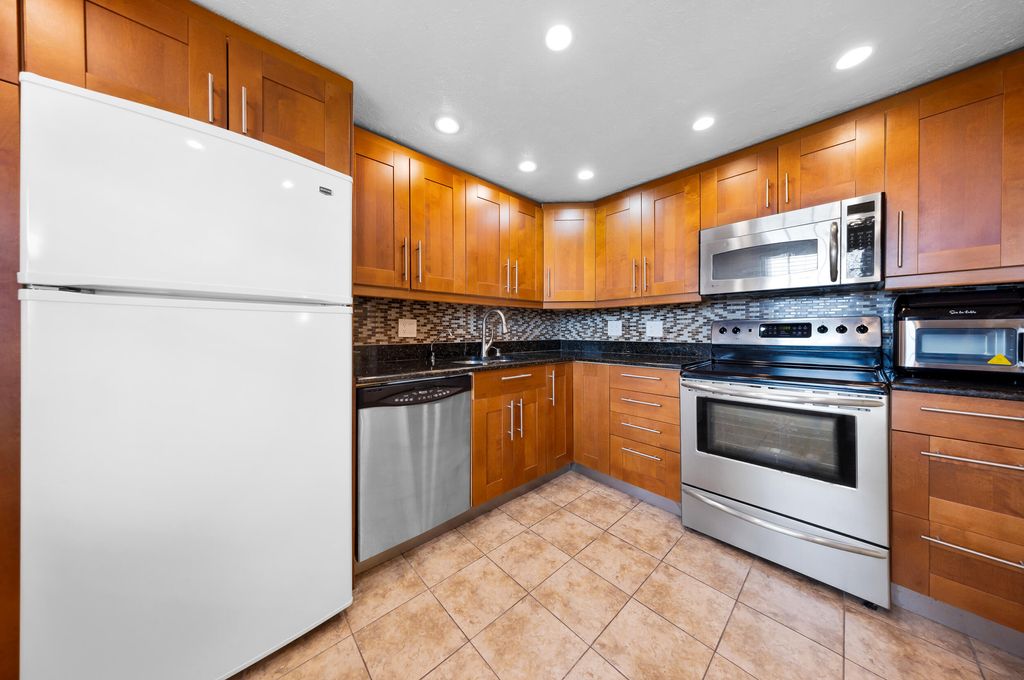 Photo of 575 Oaks Lane #1009, Pompano Beach, FL 33069 (MLS # B26009459)