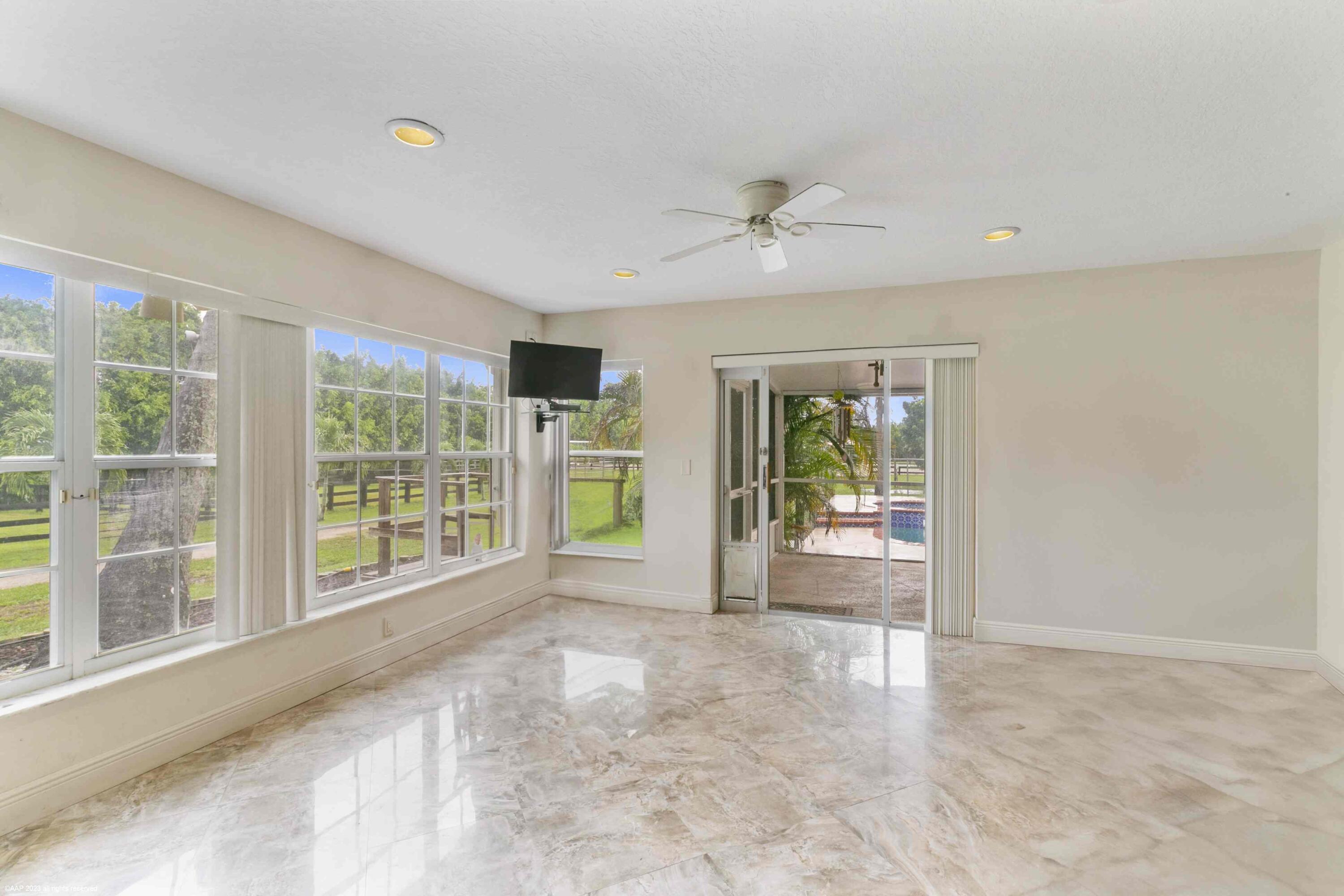 13-44-40~ W 344.38 FT OF E  2981.05 FT OF N 697.03 - Residential