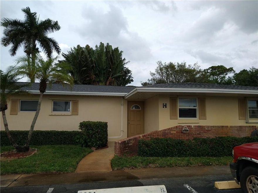 Well maintained 1 bedroom and 1 bathroom condo, located in the active 55+ community of Barkley. New air conditioner from 2022 and new roof from Dec 2022 with lots of storage closets. Screened and enclosed porch. The community offers pool, billards room, fitness room, clubhouse, on site management, shuffle board, wide side walks and more. Centrally located in Palm Beach county for shopping, dining, beaches and highways.