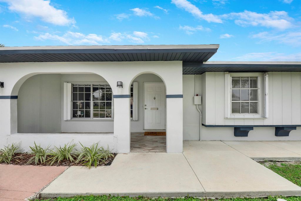 Photo of 711 SE Floresta Drive, Port Saint Lucie, FL 34983 (MLS # R10950558)