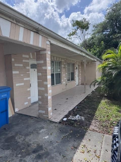 5902 SW 26th Ter West Park FL 33023