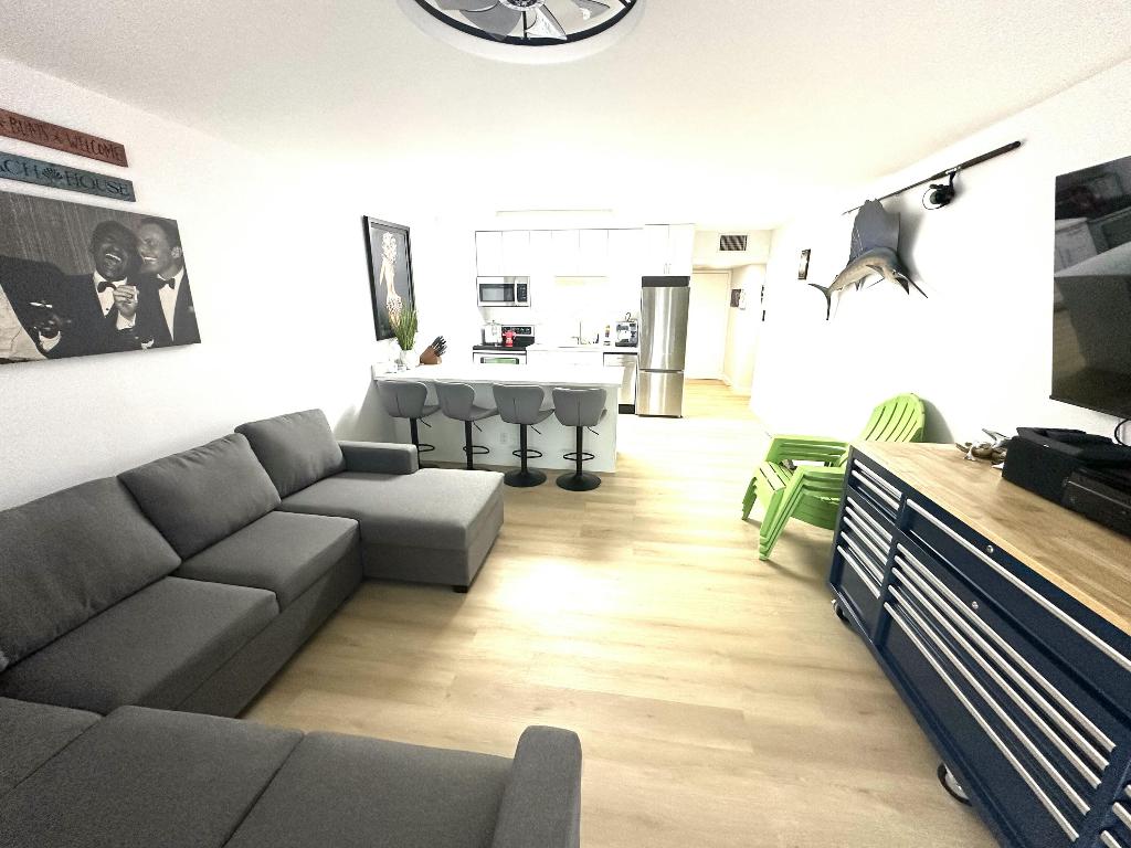 LE CHATEAU ROYAL COND - Residential