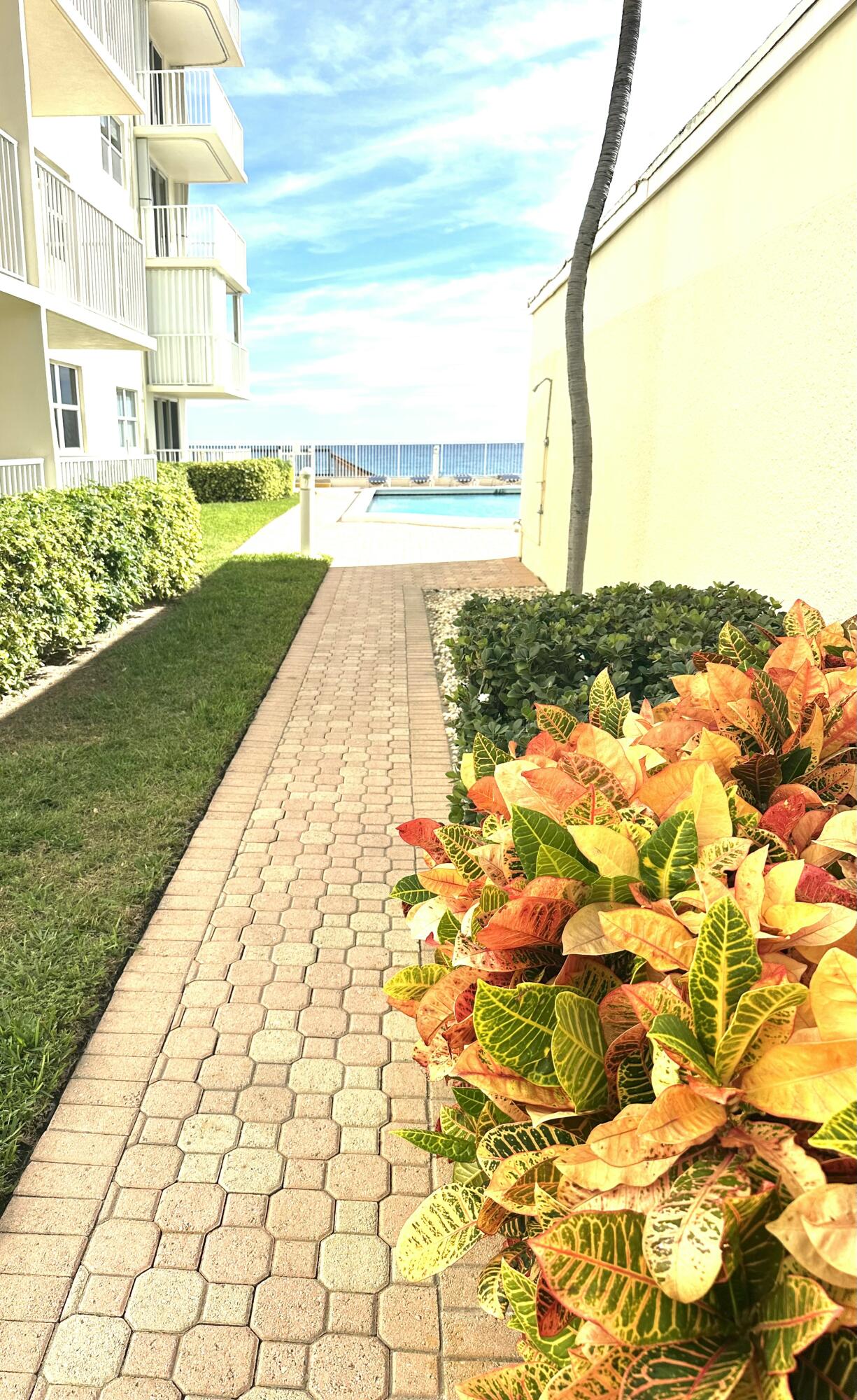 LE CHATEAU ROYAL COND - Residential