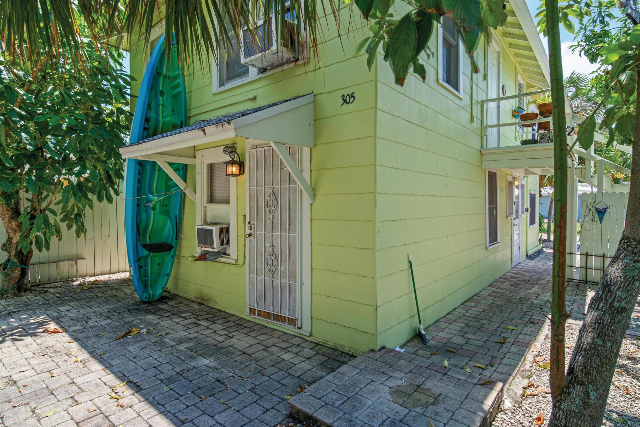 Discover this charming duplex in the heart of Lake Worth Beach, offering two 1-bed/1-bath units with dens. Boasting a remarkable 92 Walk Score, this property provides residents effortless access to Lake and Lucerne Avenues--the vibrant main streets of Lake Worth Beach. The well-maintained property features a roof replaced in 2016, PVC plumbing to the alleyway, modern electrical panels with separate meters, a termite bond with Hulett, shared laundry facilities, and two off-alley parking spaces plus street parking. Currently generating $1,650 monthly with one unit vacant, allowing for owner occupancy if desired.