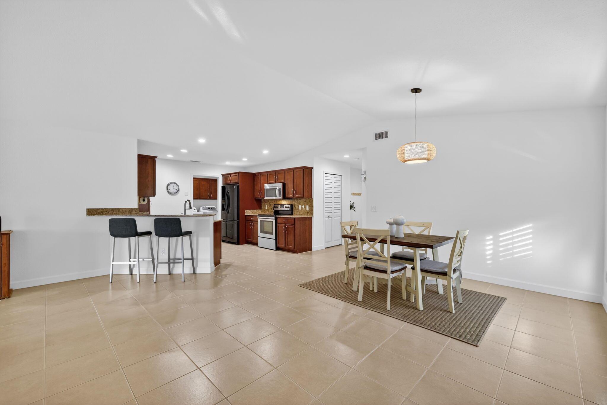 SPANISH LAKES COUNTRY CLU - Residential