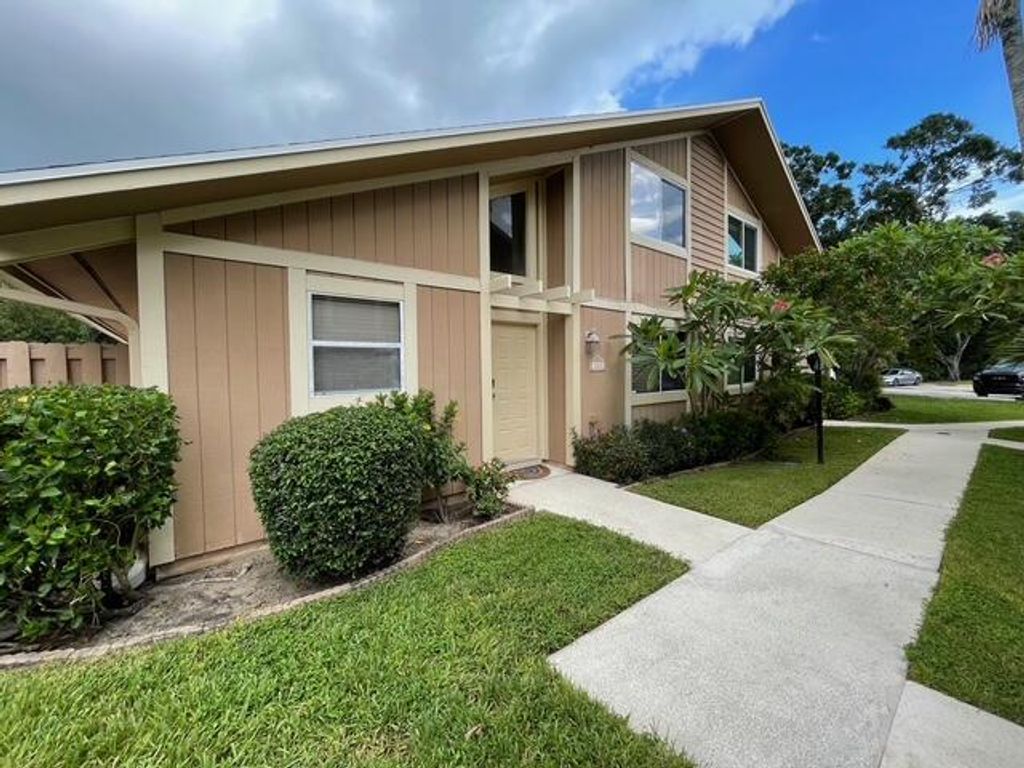 Photo of 121 Maplecrest Circle, Jupiter, FL 33458 (MLS # R11113431)