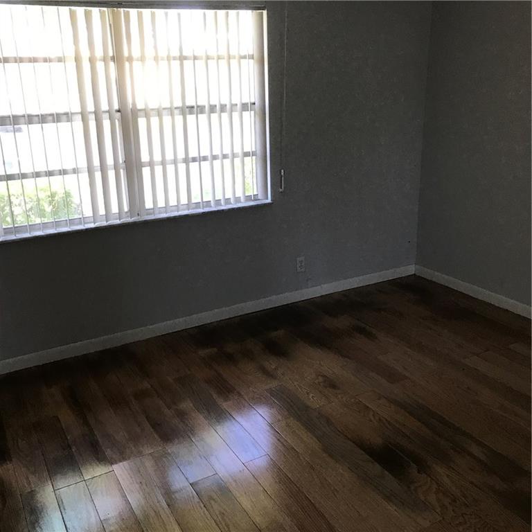 GOLDEN LAKES VILLAGE COND - Residential