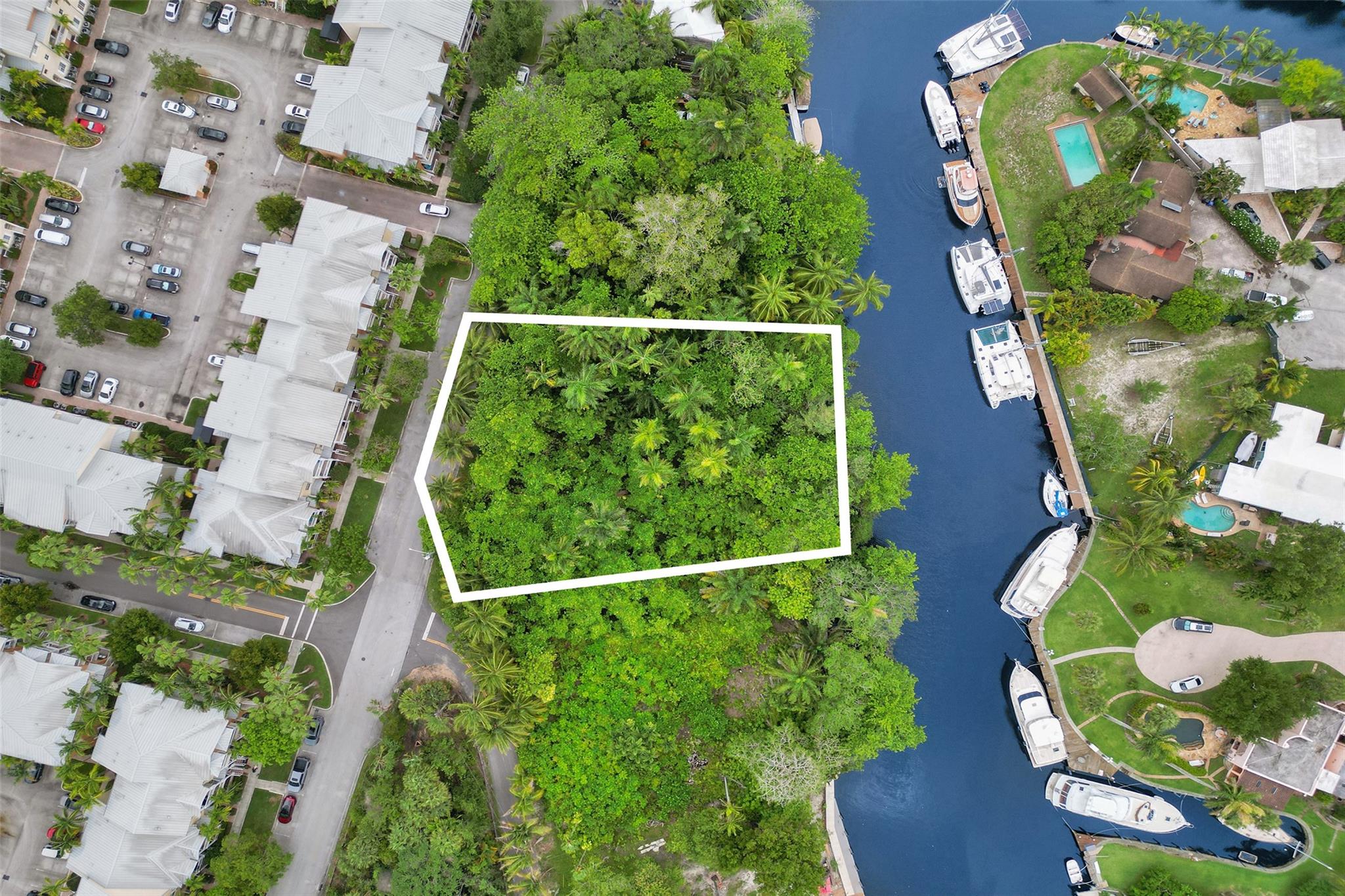 SAILBOAT BEND - Land