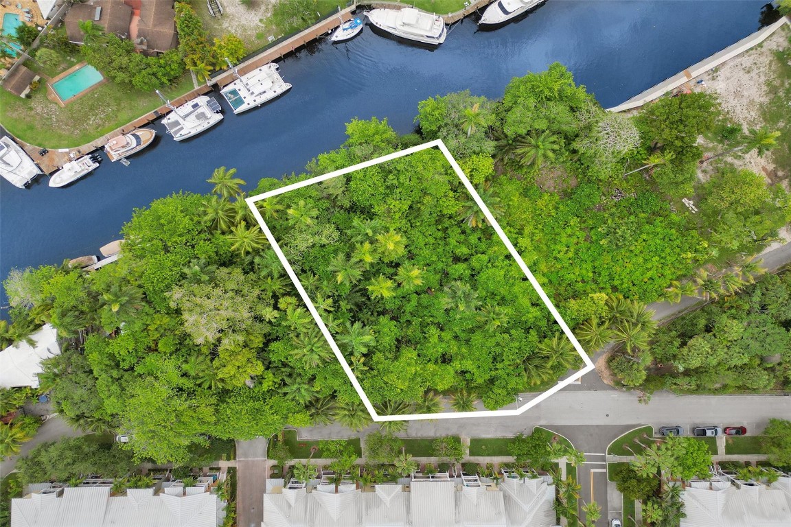 SAILBOAT BEND - Land