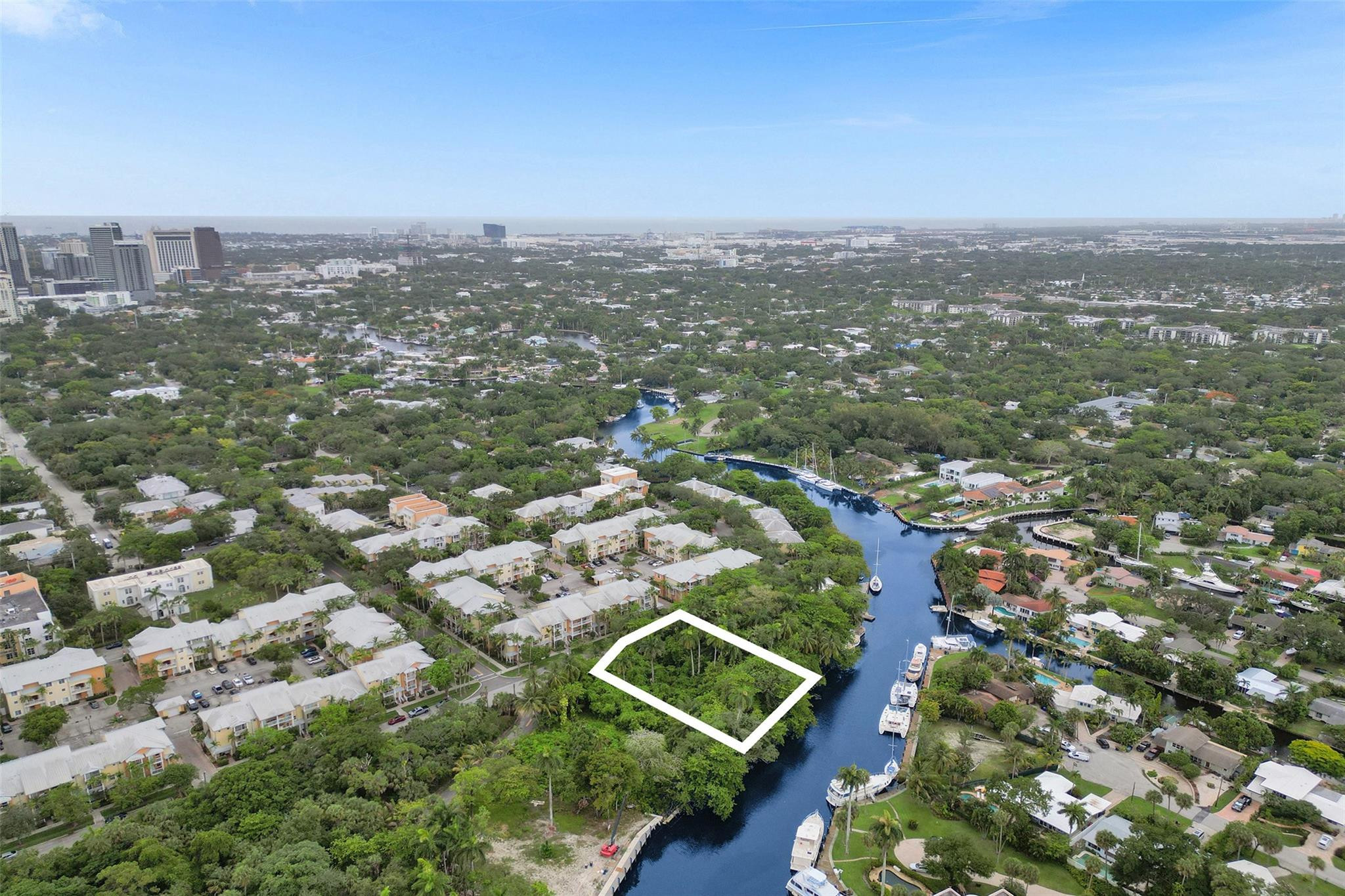 SAILBOAT BEND - Land