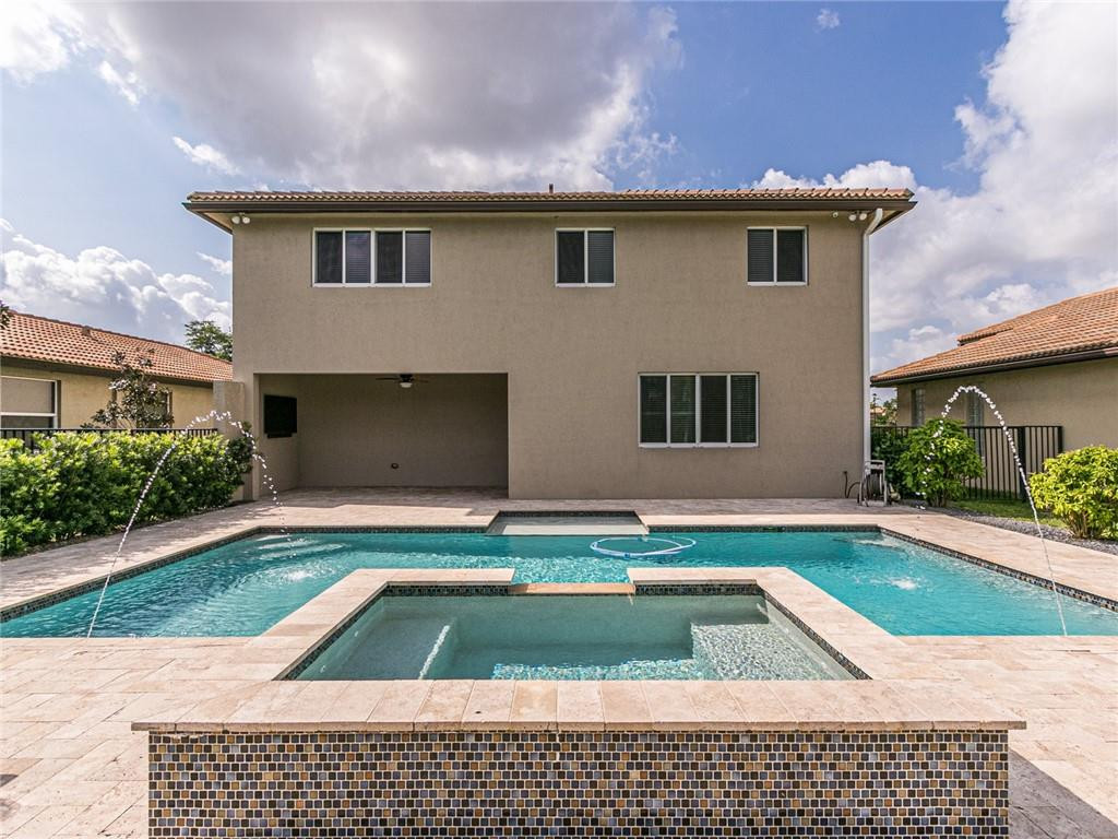 Vista Lago - Residential