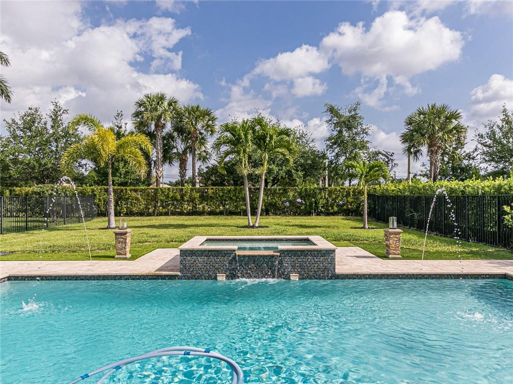 Vista Lago - Residential