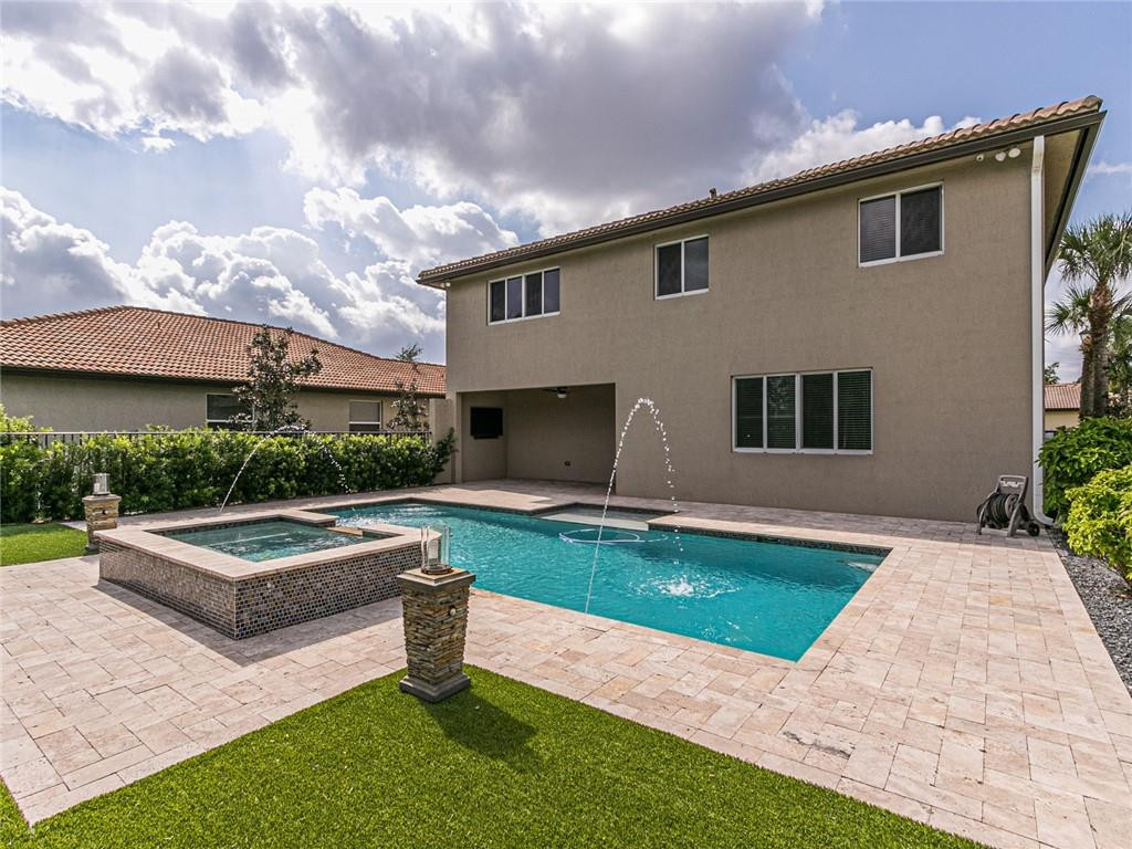 Vista Lago - Residential