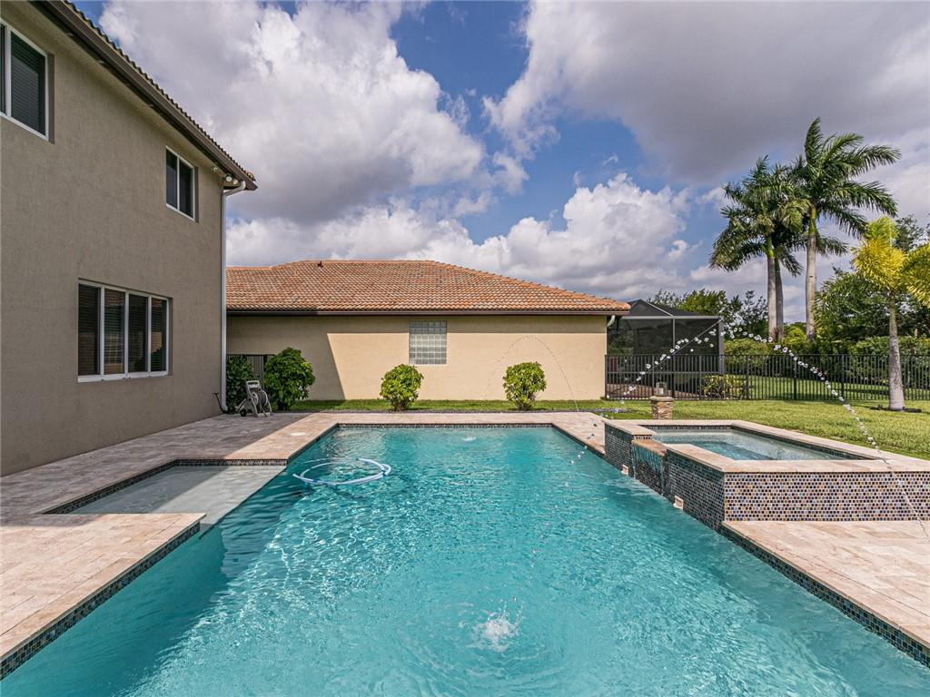 Vista Lago - Residential