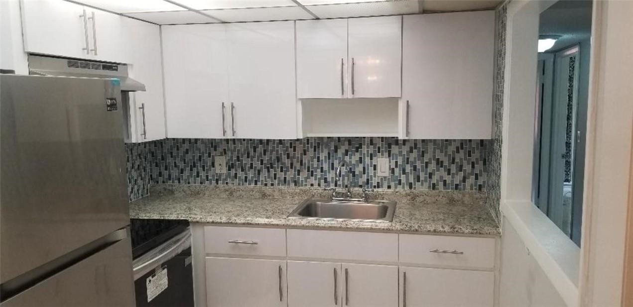 LAUDERDALE OAKS - Residential Lease