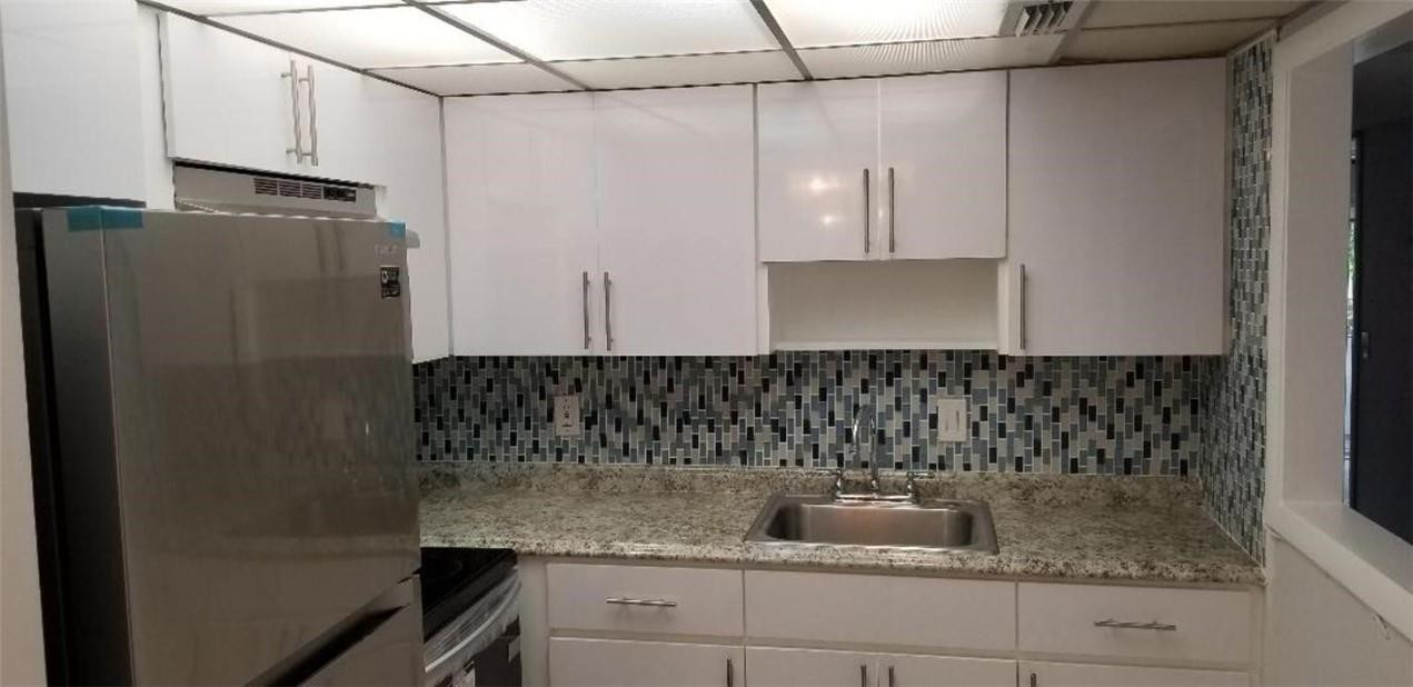 LAUDERDALE OAKS - Residential Lease