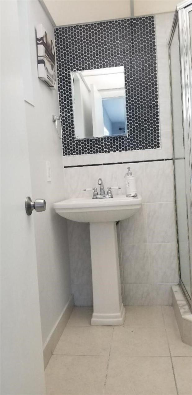 LAUDERDALE OAKS - Residential Lease