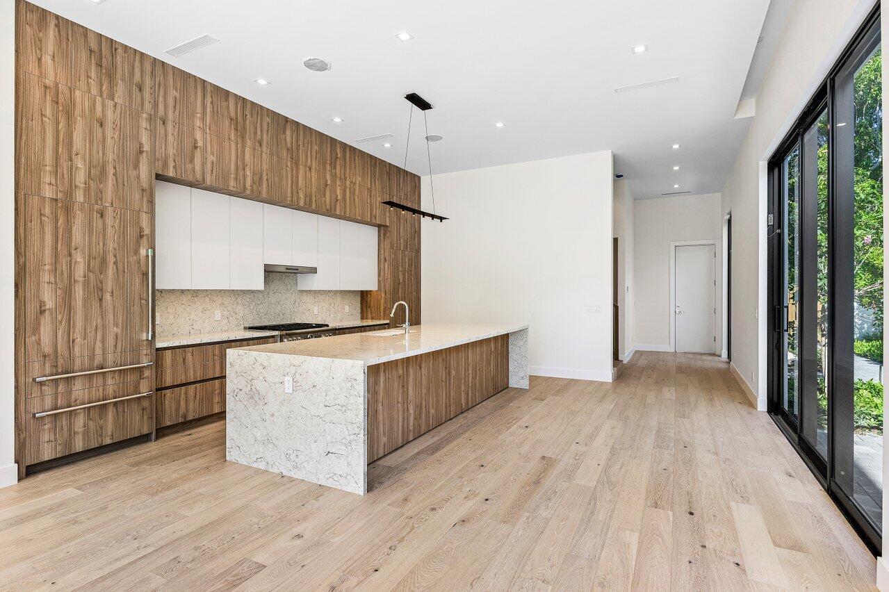 STAMM 917 NE 8TH AVENUE - Residential