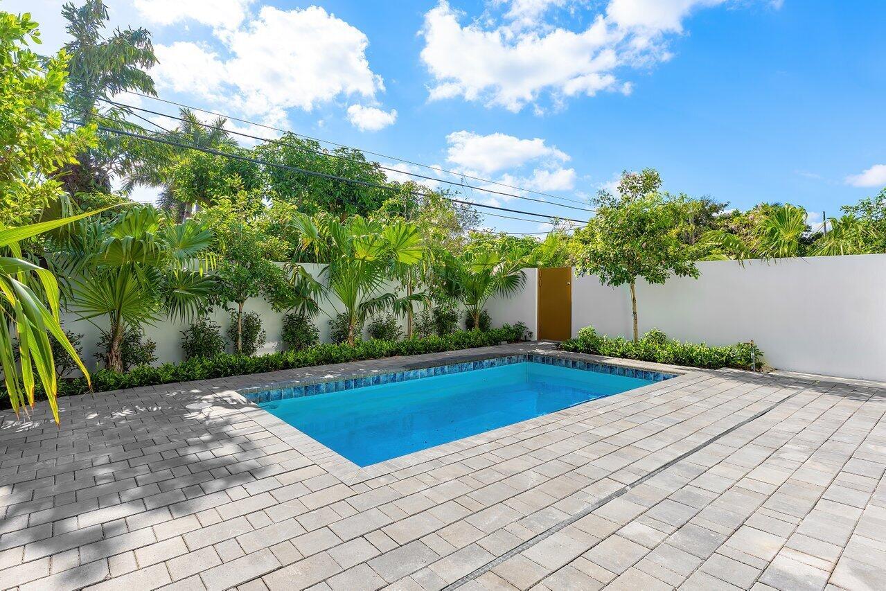 STAMM 917 NE 8TH AVENUE - Residential