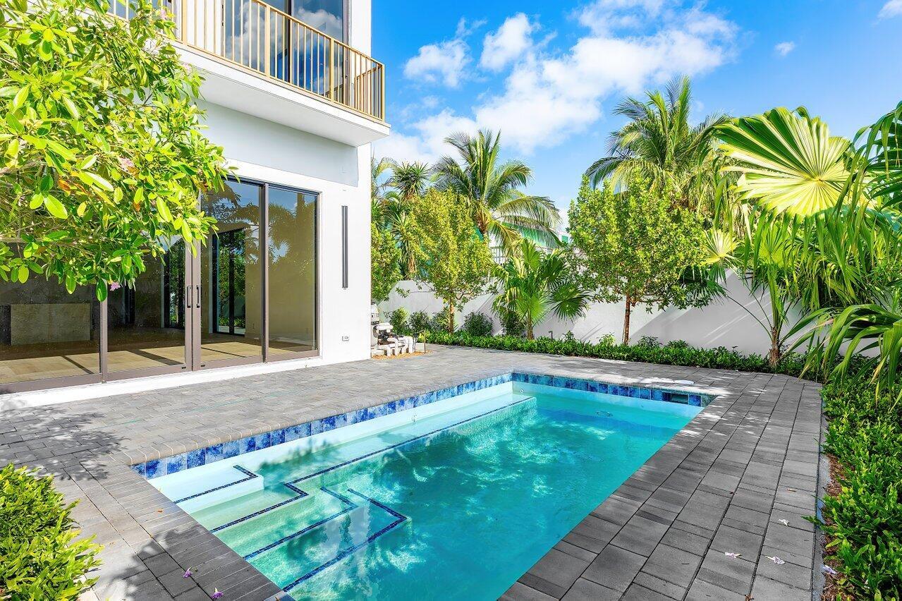 STAMM 917 NE 8TH AVENUE - Residential