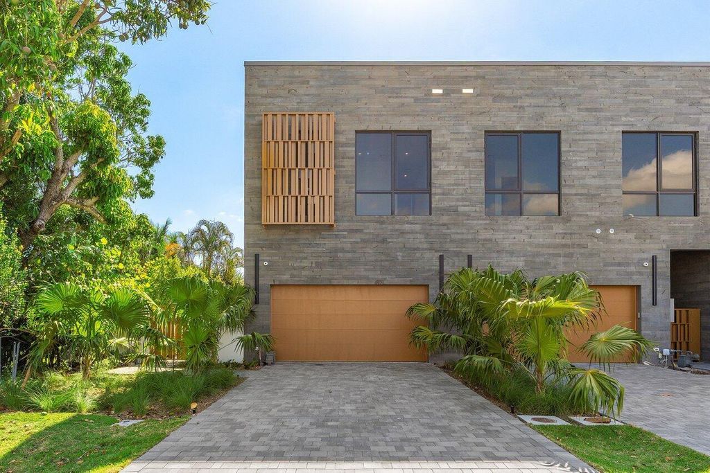 Photo of 929 NE 8th Avenue, Delray Beach, FL 33483 (MLS # R11048729)