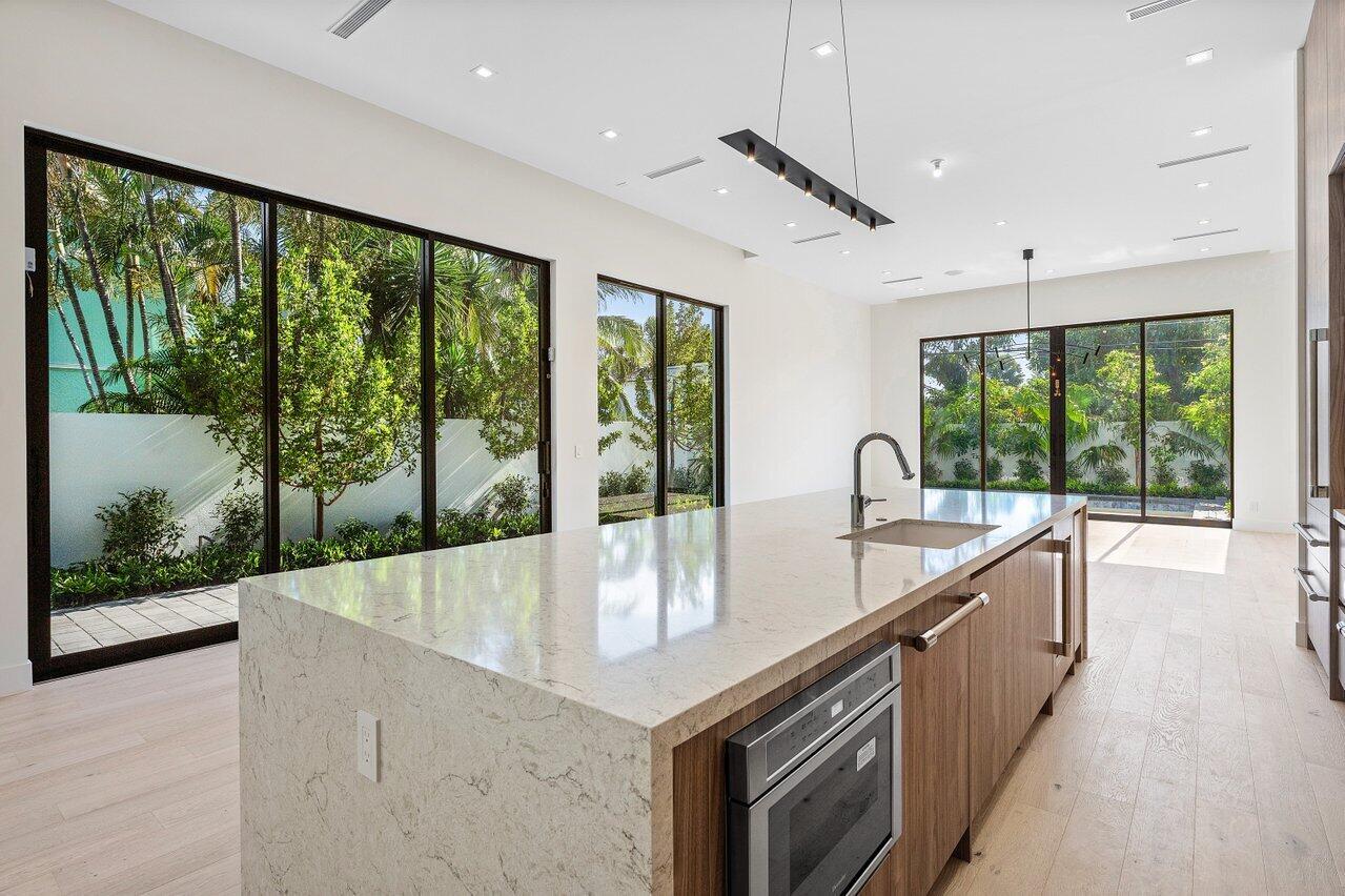 STAMM 917 NE 8TH AVENUE - Residential