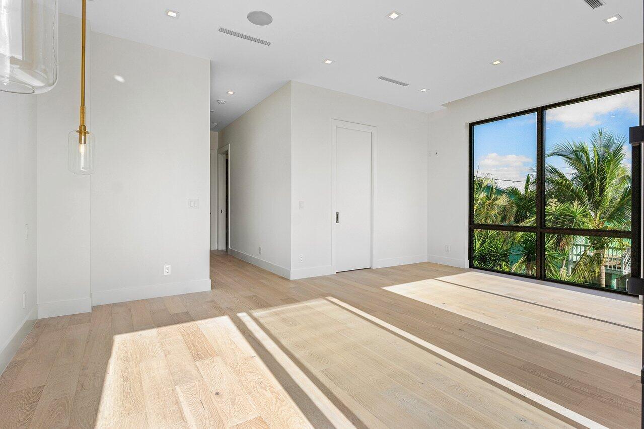 STAMM 917 NE 8TH AVENUE - Residential