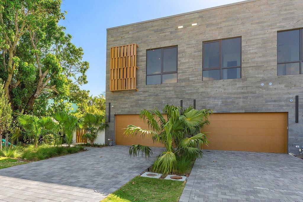 Photo of 929 NE 8th Avenue, Delray Beach, FL 33483 (MLS # R11048729)