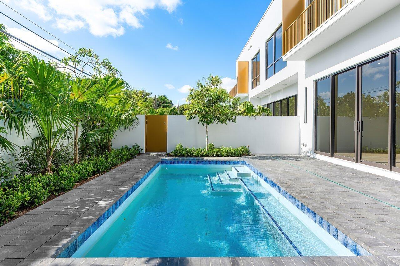 STAMM 917 NE 8TH AVENUE - Residential