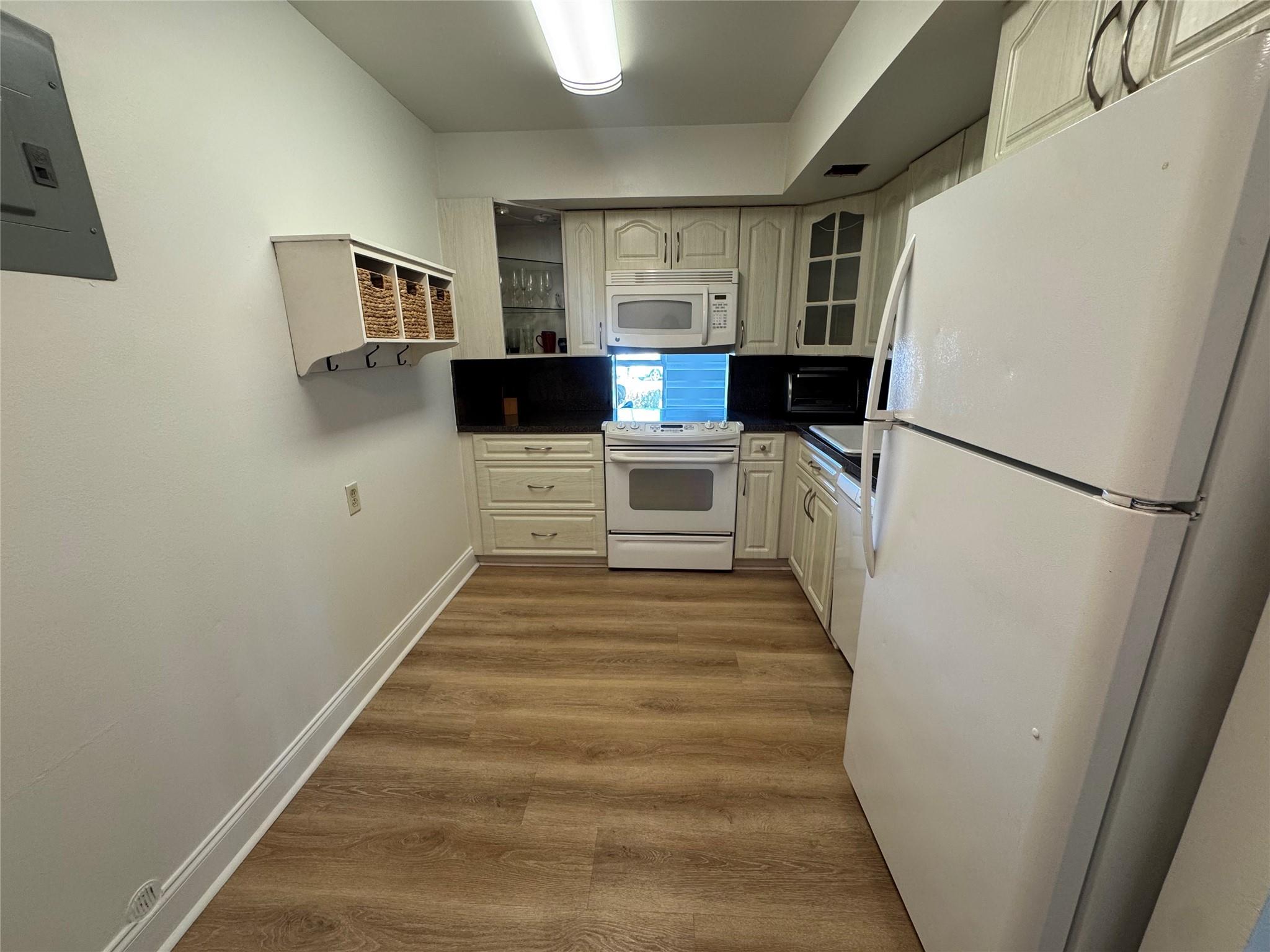 Desoto Park Condo - Residential Lease