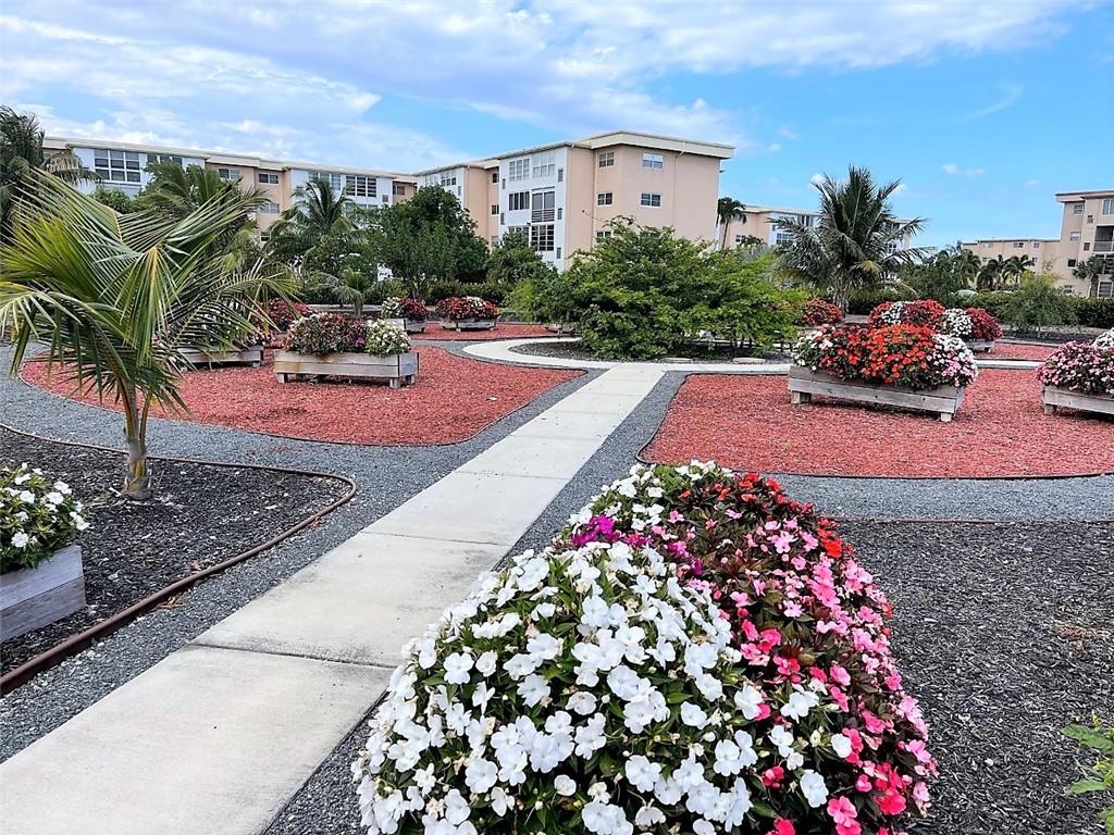 VILLAGE  ROYALE  EMERALD - Residential