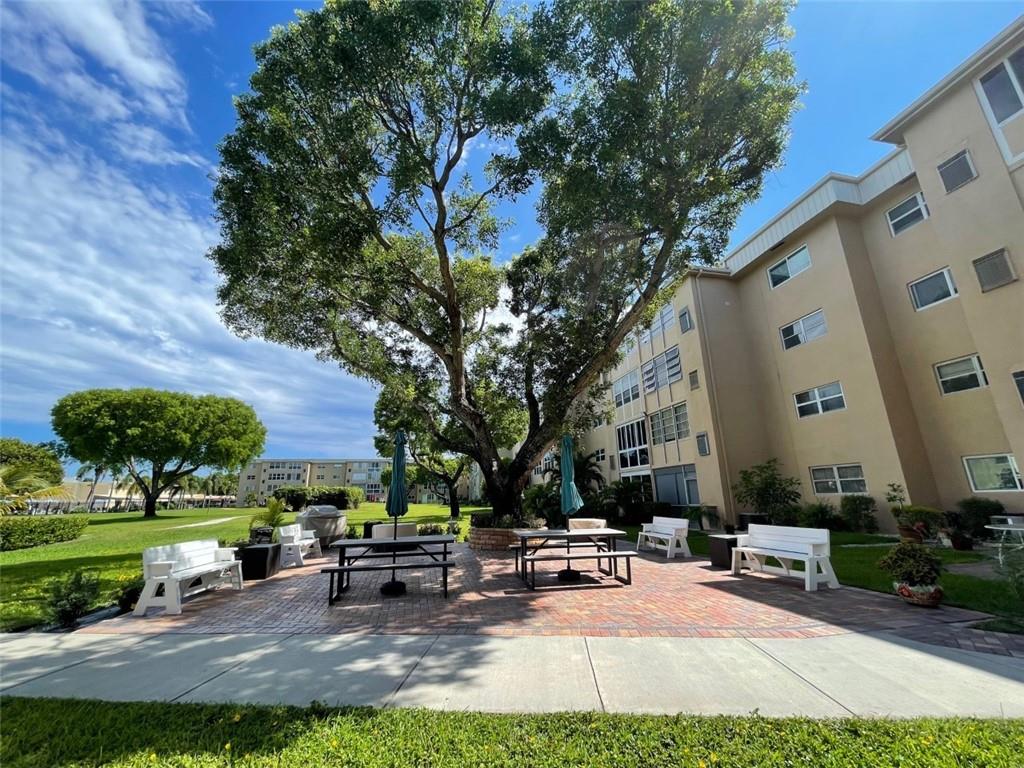 VILLAGE  ROYALE  EMERALD - Residential