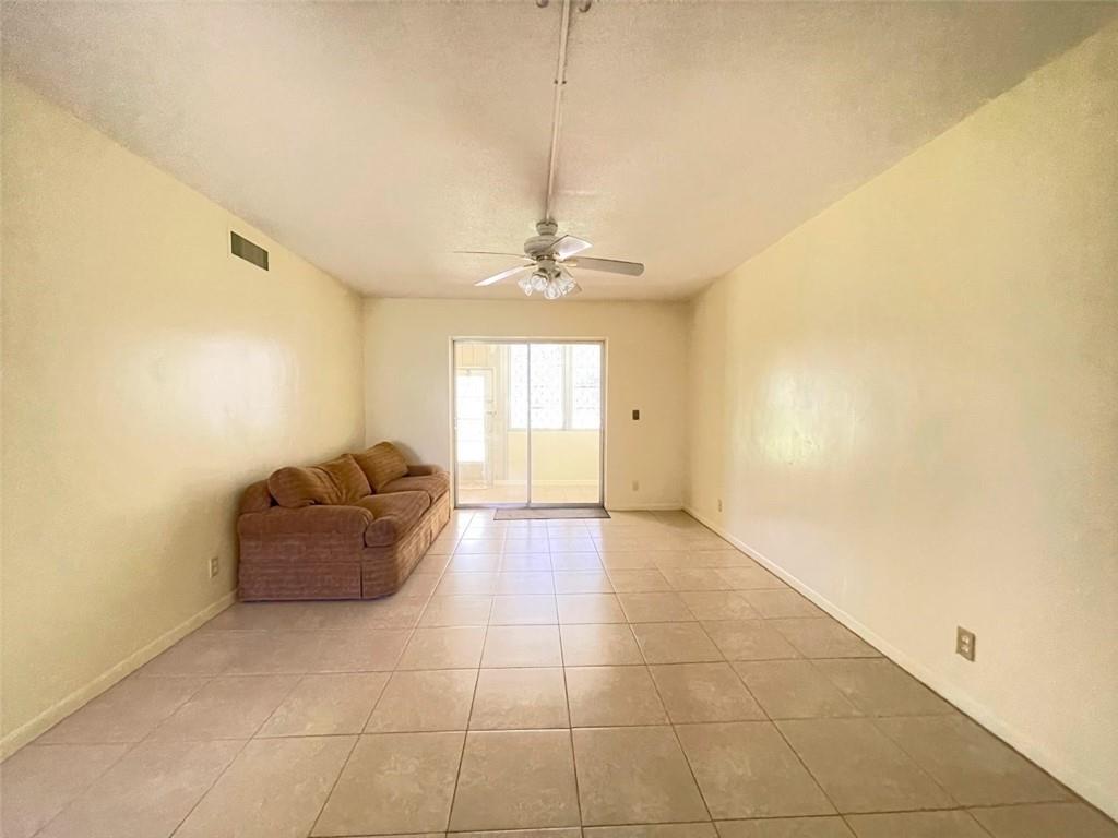 VILLAGE  ROYALE  EMERALD - Residential