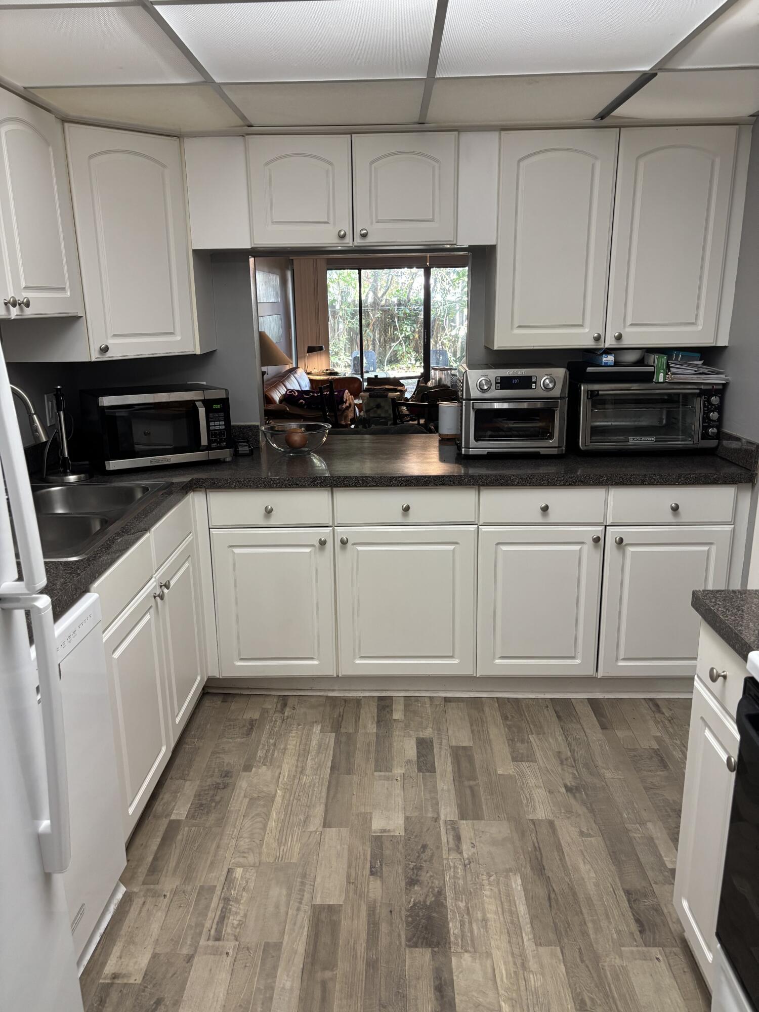 5937 Forest Hill Boulevard 103