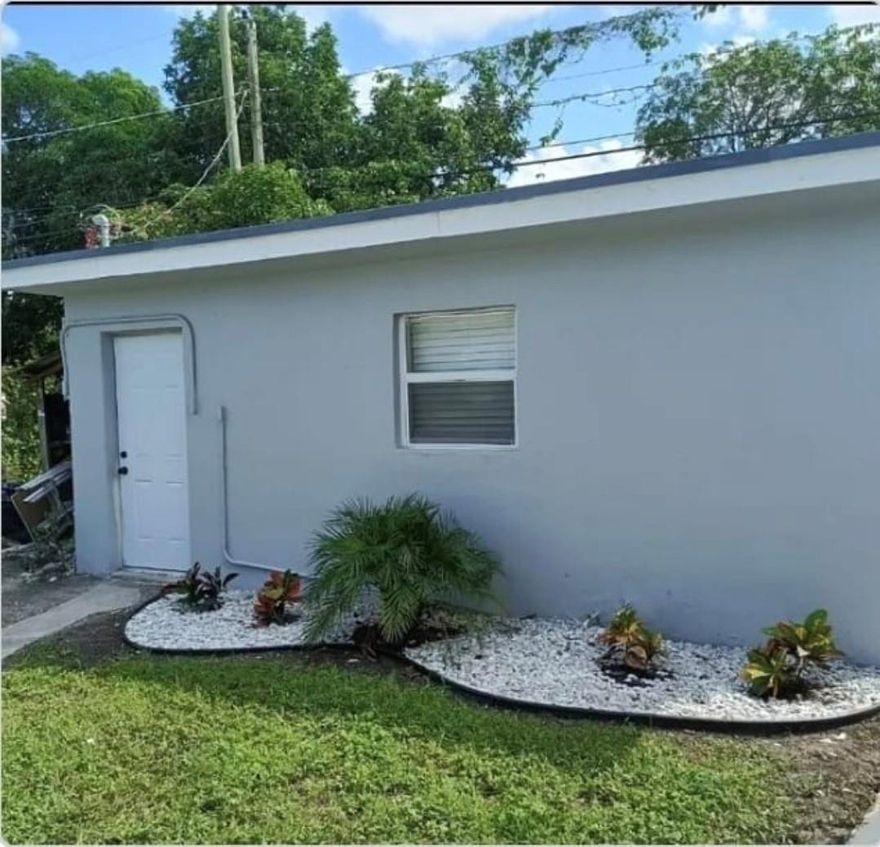 Hurry, Hurry, Hurry. This beautiful efficiency is located in the wonderful city of North Miami, where it is conveniently located only 20 minutes away from the airport and beaches. This efficiency has been recently remodeled. Water, electricity, and wifi is included in the rent. It will not last!!!