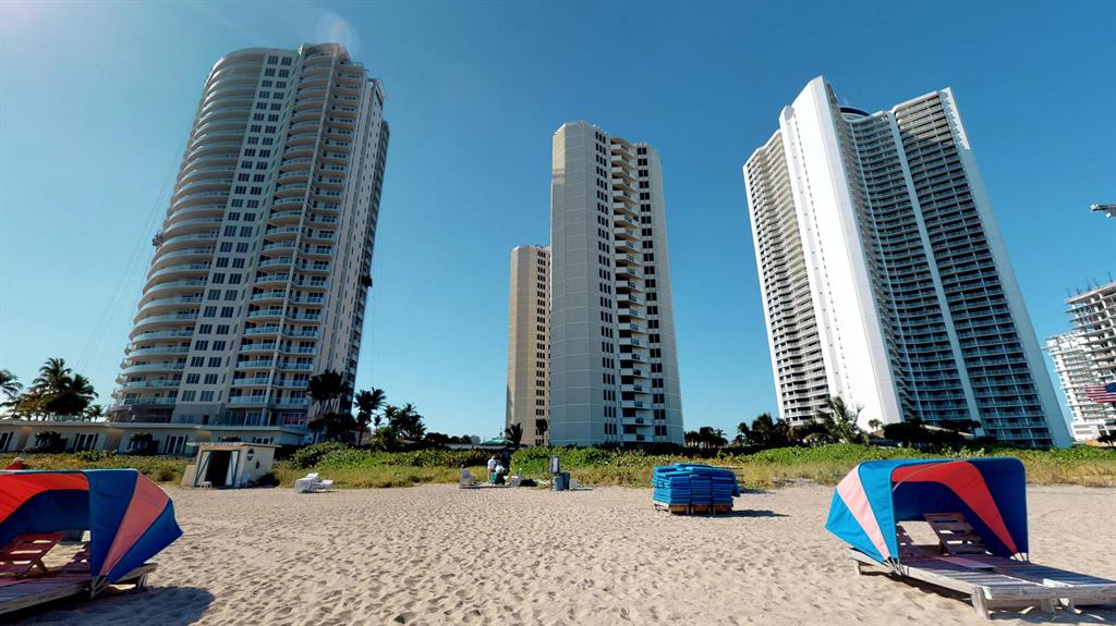 Beautiful apartment with a great view available until mid December.