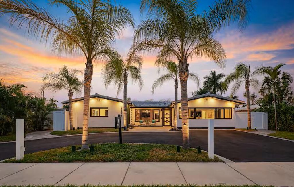 Photo of 4875 NE 18th Avenue, Oakland Park, FL 33334 (MLS # B26020894)