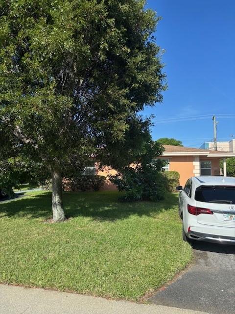 HUGE 2/2 + DEN, DUPLEX, OWN WASHER DRYER, UPDATE KITCHEN, TILE, 4 PARKING SPACES, PRIVATE BACK YARD, MANGO TREE, EASY TO SHOW, VACANT SUPRA. LARGE LIVING ROOM, DINNING ROOM, LOTS OF WINDOWS, SMALL DOG BREEDS OK,