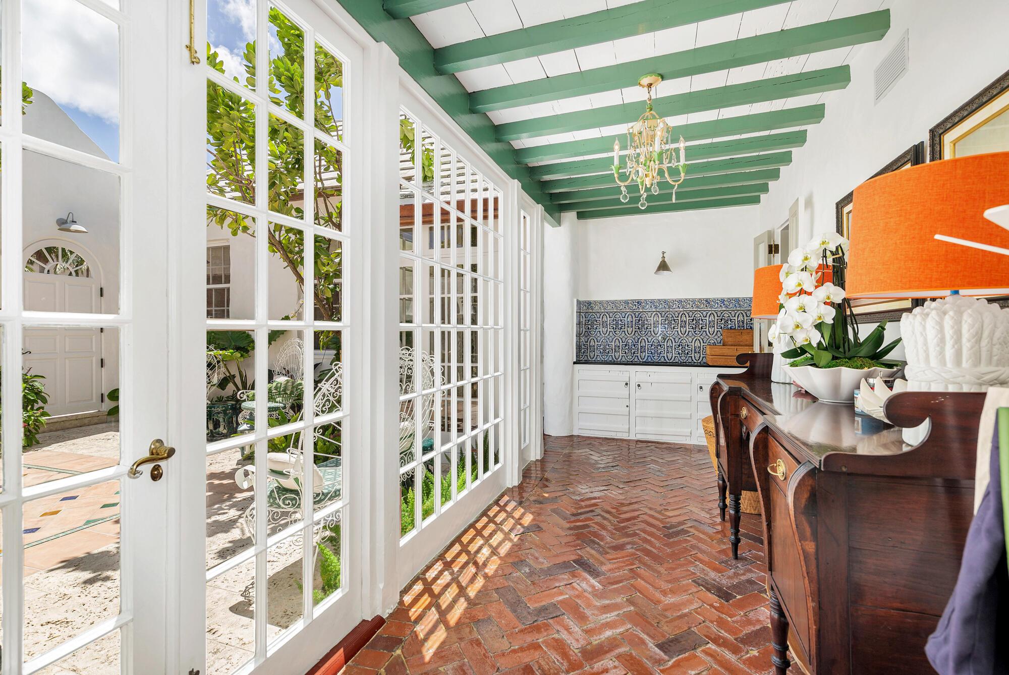 ROYAL PARK - Residential Lease