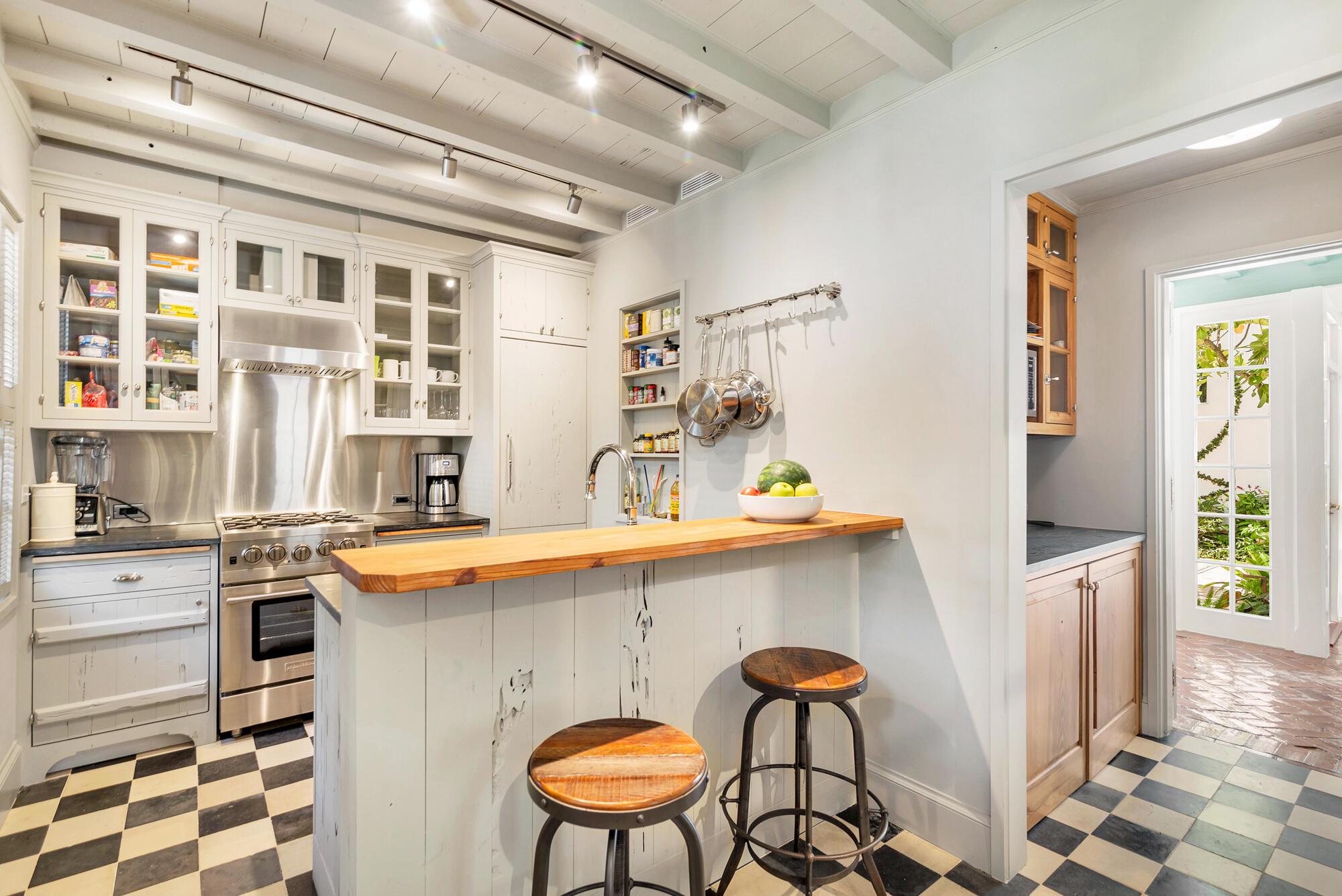 ROYAL PARK - Residential Lease