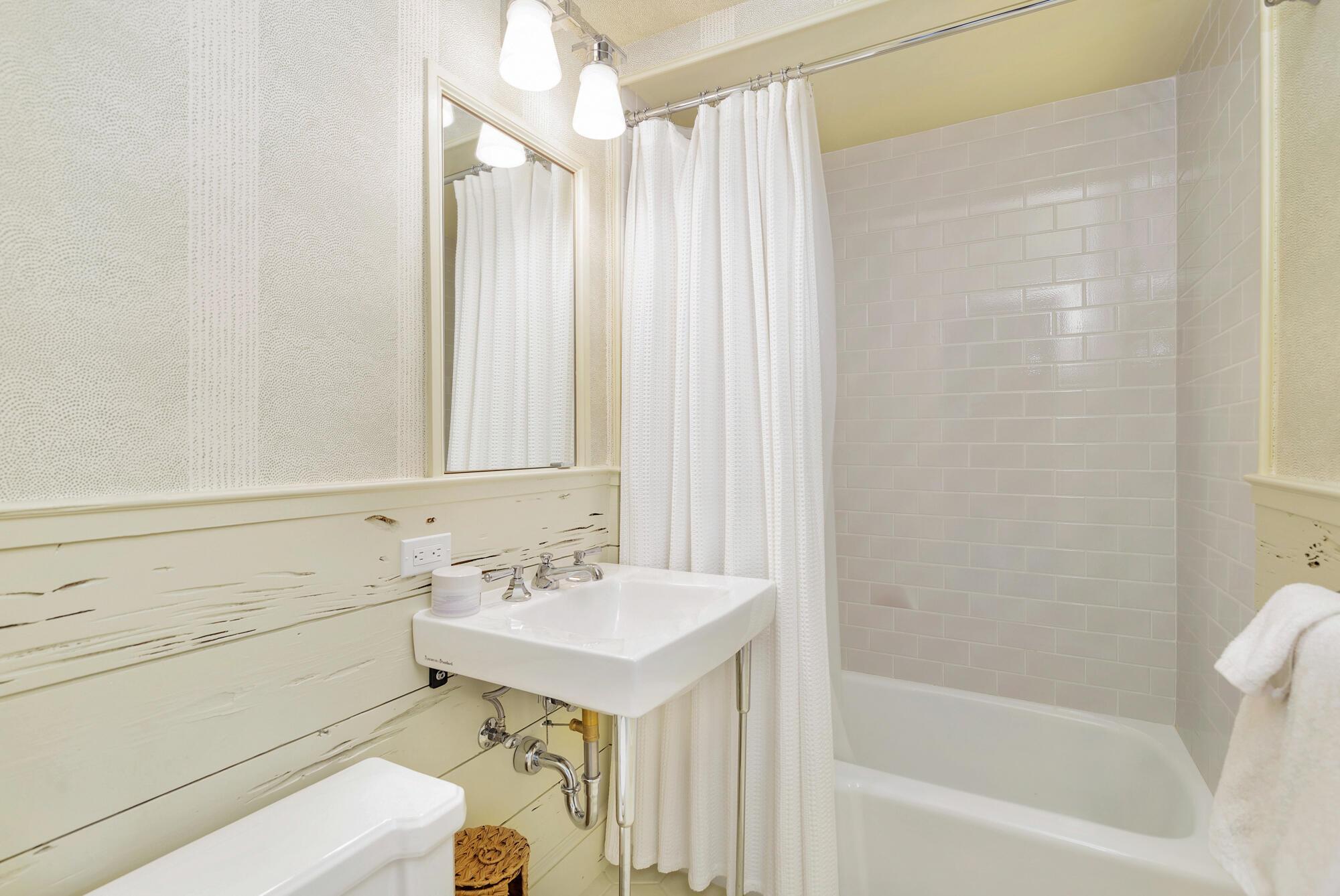 ROYAL PARK - Residential Lease