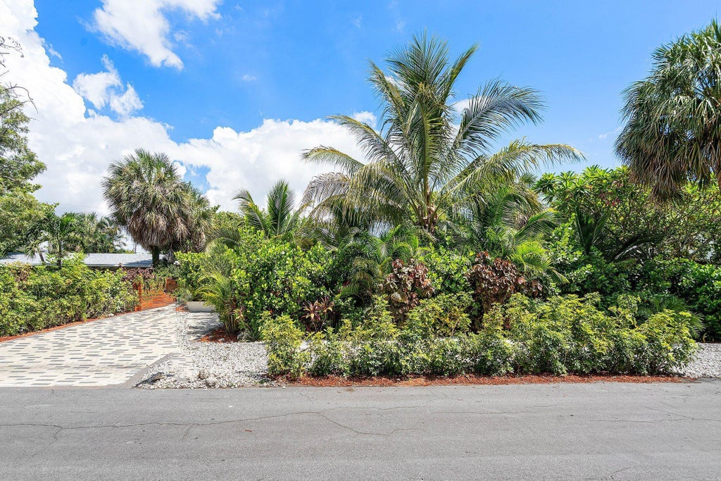 Photo of 2041 NE 30th Street, Fort Lauderdale, FL 33306 (MLS # B26077286)